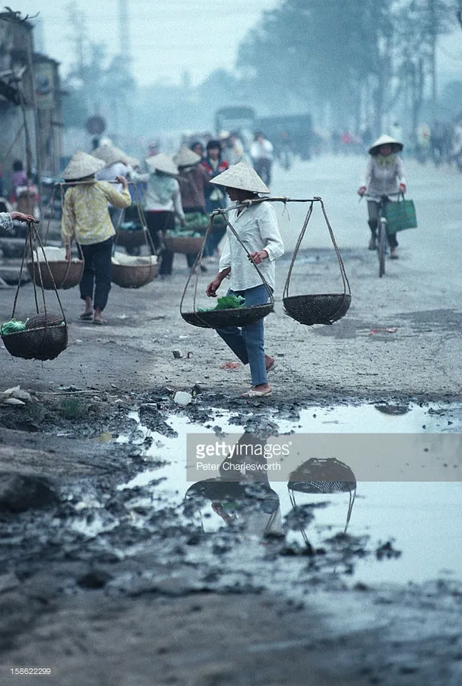 Những người phụ nữ quẩy đòn gánh ra chợ.