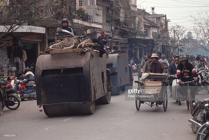 Những chiếc xe lu thế hệ cũ "diễu hành" trên phố Hàng Bài, gần hồ Hoàn Kiếm.
