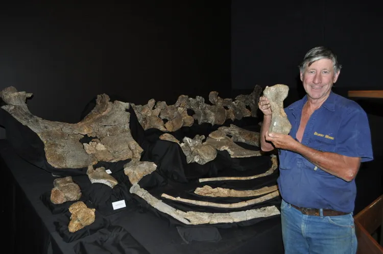Ông David Elliott đang cầm xương một ngón chân của Savannasaurus elliottorum.