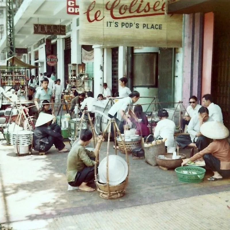 Các gánh hàng rong la liệt trên phố.