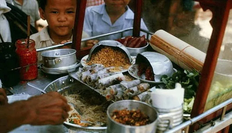 Hàng bò bía luôn hấp dẫn với trẻ thơ.
