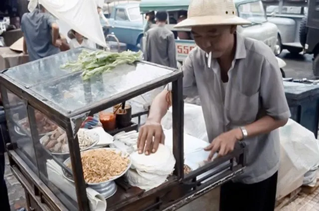 Những xe bò bía với nguyên liệu đơn giản luôn đắt khách.