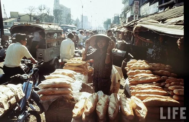 Những sọt bánh mì to đùng, thơm phức ở chợ Cũ đường Hàm Nghi.