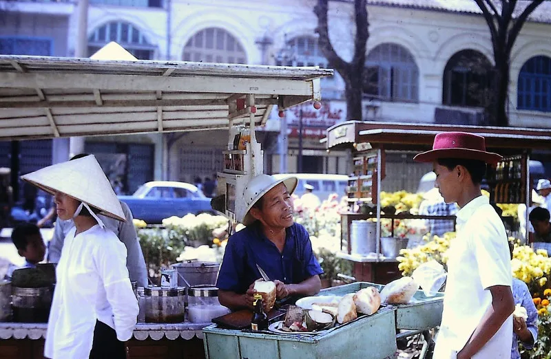 Xe bánh mì chả ở chợ hoa Tết, trên đường Nguyễn Huệ.