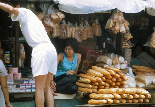 Một tiệm bán bánh ở Chợ Bình Tây.