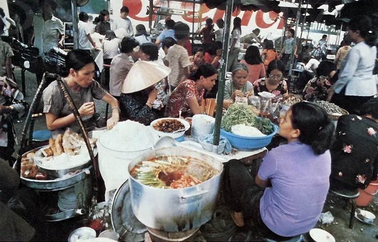 Một gánh bún trên đường Phan Châu Trinh, cửa Tây chợ Bến Thành.