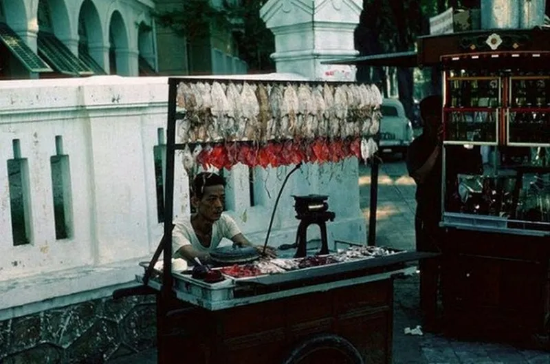 Người Sài Gòn xưa hẳn sẽ chẳng quên được xe mực nướng thơm lừng ven đường mỗi buổi chiều.