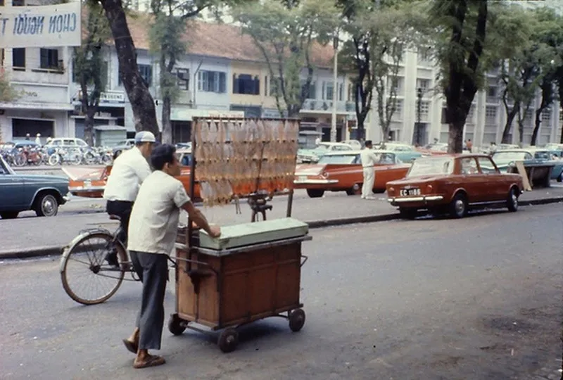 Mực nướng thường được bán cùng ruột vịt cán mỏng.