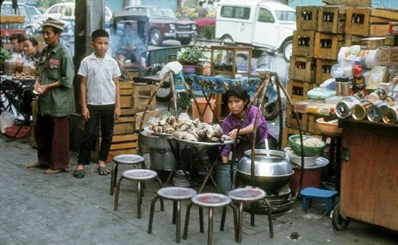 Gánh hàng cháo lòng bán tại chợ hoa, 1971.