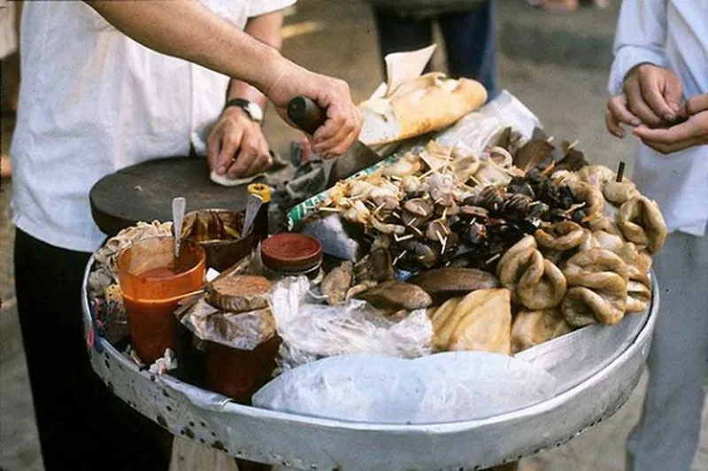 Mâm phá lấu phổ biến ngày đấy.