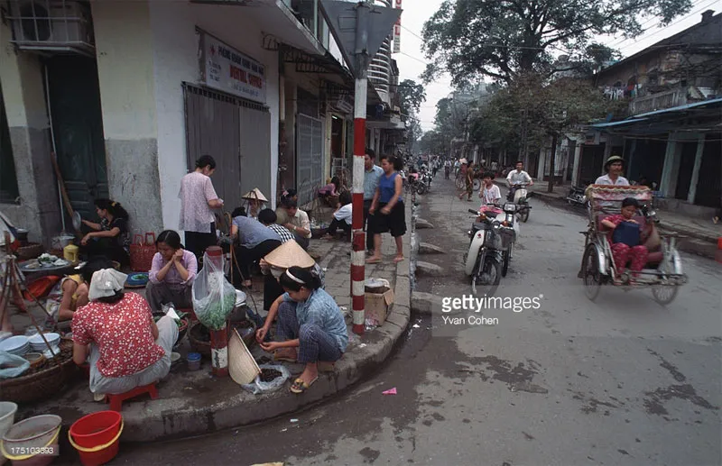 Những gánh hàng quà vặt tại một ngã tư.