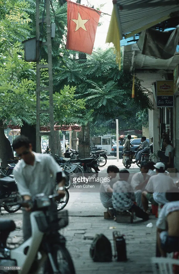 Vỉa hè là nơi diễn ra rất nhiều hoạt động của người dân.