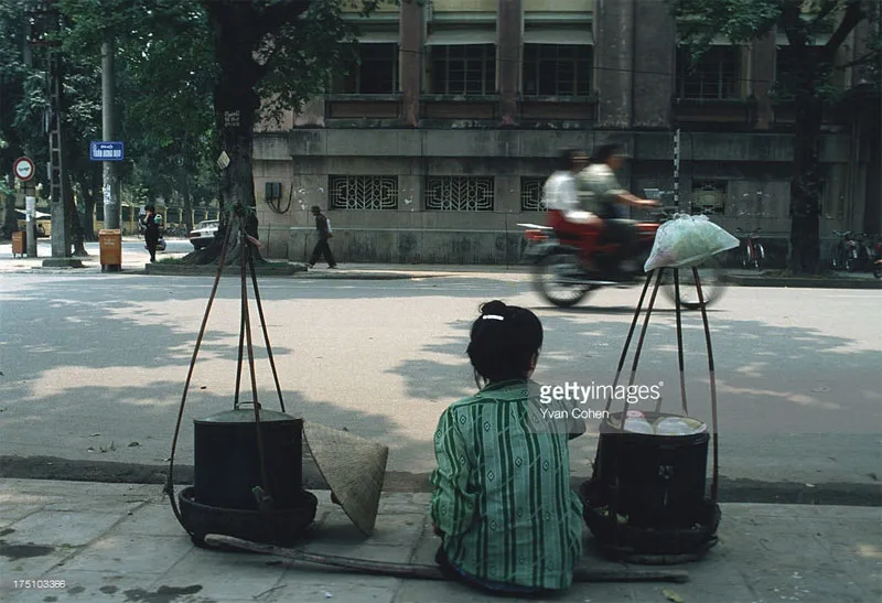 Gánh hàng rong bên hè phố Trần Hưng Đạo.
