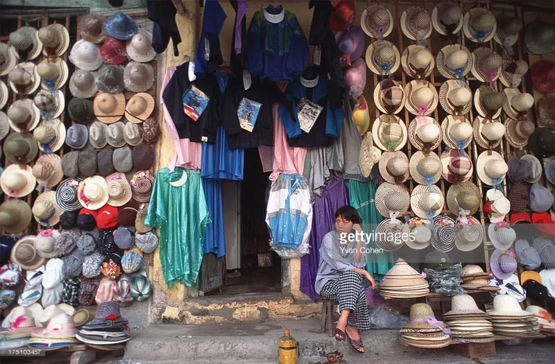 Bên ngoài một cửa hàng nón.