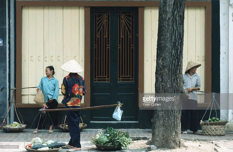 Những người phụ nữ bán hàng rong.