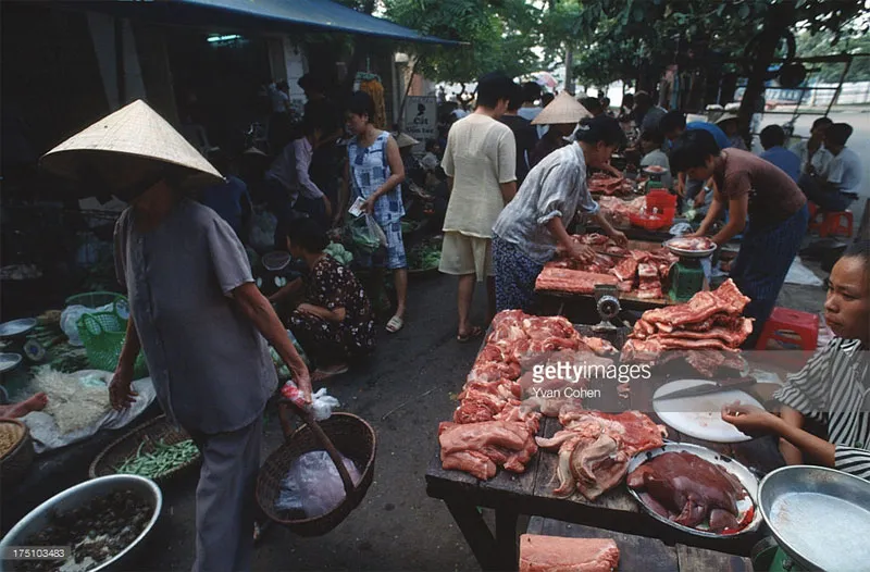 Trong một khu chợ.