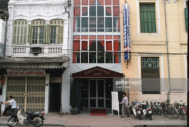 Vẻ cổ kính xen lẫn hiện đại của các tòa nhà trên phố Tràng Tiền.
