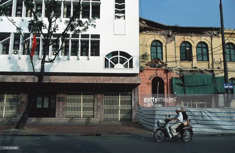 Sự đối lập giữa cái mới và cái cũ trên phố Quang Trung.