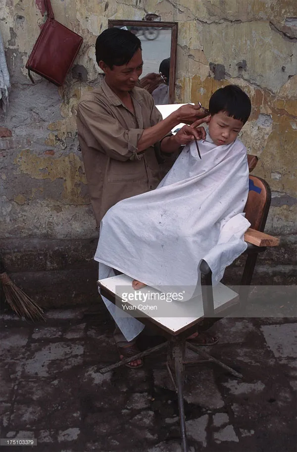 Một hiệu cắt tóc vỉa hè.