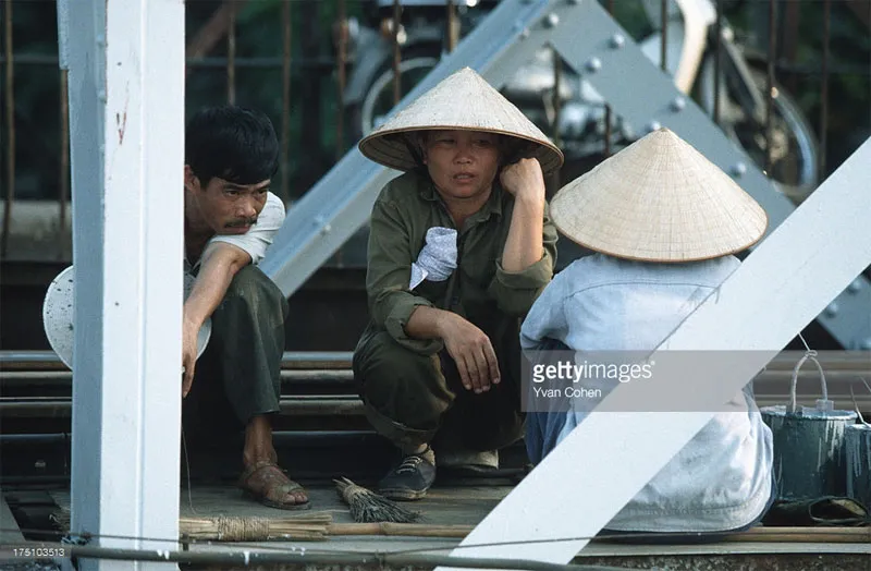 Những người công nhân sửa cầu.