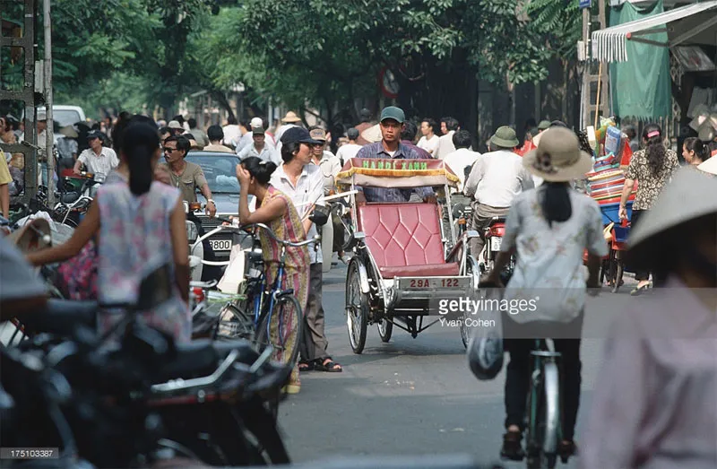 Vào thời điểm này, số lượng xe máy đã gia tăng mạnh mẽ, dần thay thế vai trò của xe đạp trong việc đi lại của người dân