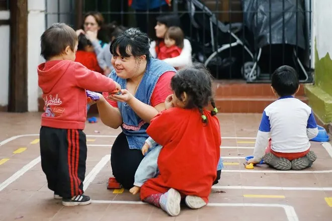 Noelia yêu trẻ em và dễ dàng giành được thiện cảm của phụ huynh cũng như học sinh.