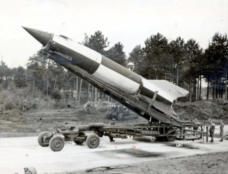 Tên lửa V-2 gắn thêm máy ảnh để chụp Trái đất, phóng lên không gian năm 1946.