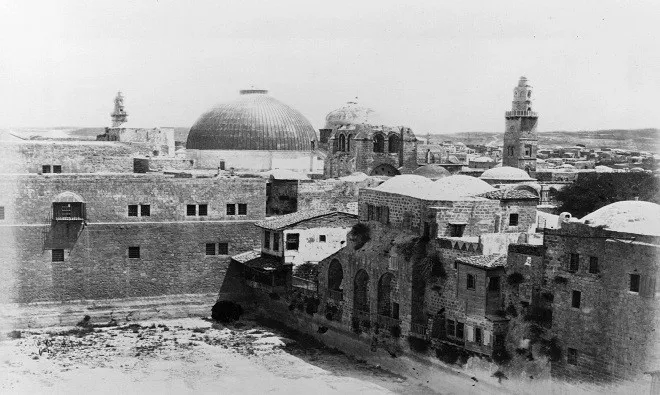 Bức ảnh chụp mái vòm nhà thờ Mộ Thánh ở thành phố cổ đại Jerusalem vào năm 1900.