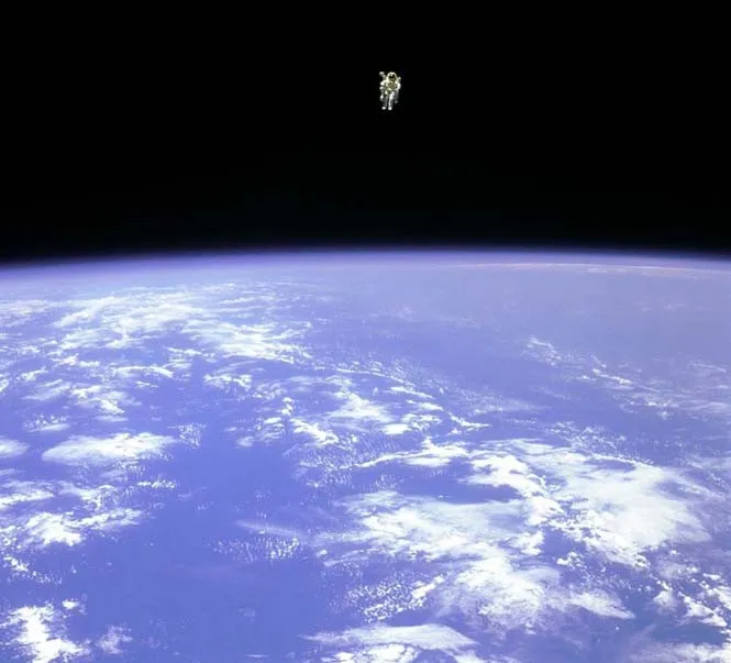 Phi hành gia Bruce McCandless II bay trên thế giới mênh mông vô tận của Trái đất nhìn từ không gian vào năm 1984.