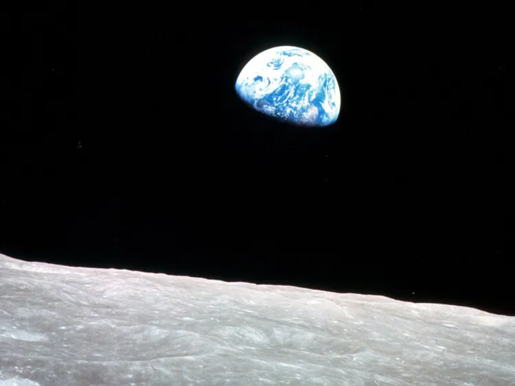 Bức ảnh tên "Earthrise" chụp Trái đất nhìn từ không gian này được thực hiện bởi phi hành gia William Anders vào năm 1968 trên tàu vũ trụ Apollo 8.