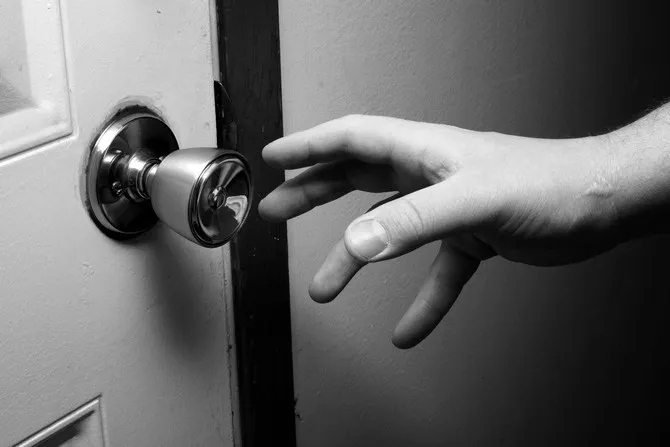 Nguyên nhân dẫn đến hiện tượng tĩnh điện chính là độ ẩm trong không khí.