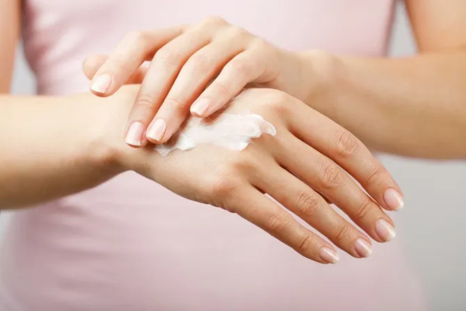 Nếu có thể hãy chăm sóc làn da của bạn luôn luôn giữ được độ ẩm thích hợp.