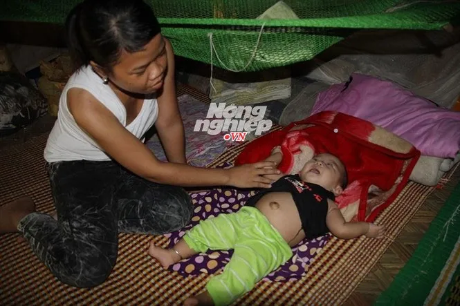 Người dân tộc Rục vẫn giữ hủ tục hôn nhân cận huyết dẫn đến việc nhiều đứa trẻ ra đời bị dị tật bẩm sinh.