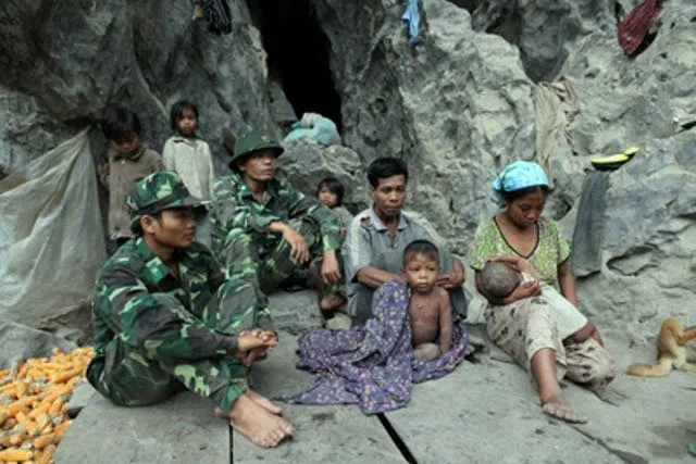 Mặc dù đã chuyển xuống ở đồng bằng từ hơn 40 năm nay nhưng một vài bà con dân tộc Rục đôi khi vẫn bỏ lên núi đá ở