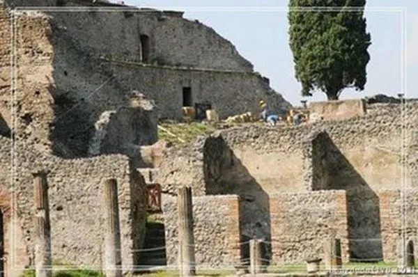 Thành phố Pompeii rộng khoảng 65 ha, độ dày của tro tàn cao 5,6 mét.