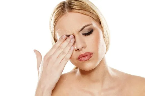 Mắt căng thẳng cũng có thể gây ra mệt mỏi, đau đầu, khó tập trung.