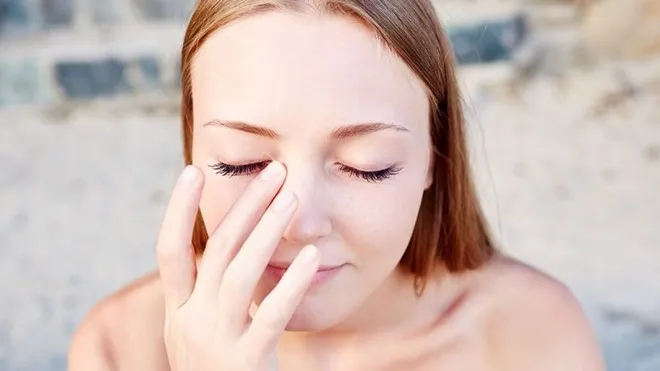 Rất nhiều yếu tố gây ngứa mắt trong đó phổ biến nhất là do thời tiết và sự thay đổi nội tiết tố.