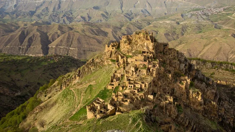 Một ngôi làng bị bỏ hoang ở Dagestan, thuộc vùng núi North Caucasus hùng vĩ ở Nga