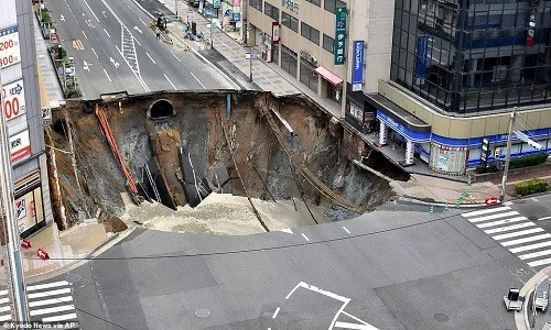 Hố tử thần nuốt chửng một đoạn đường 5 làn tại thành phố Fukuoka, Nhật Bản.