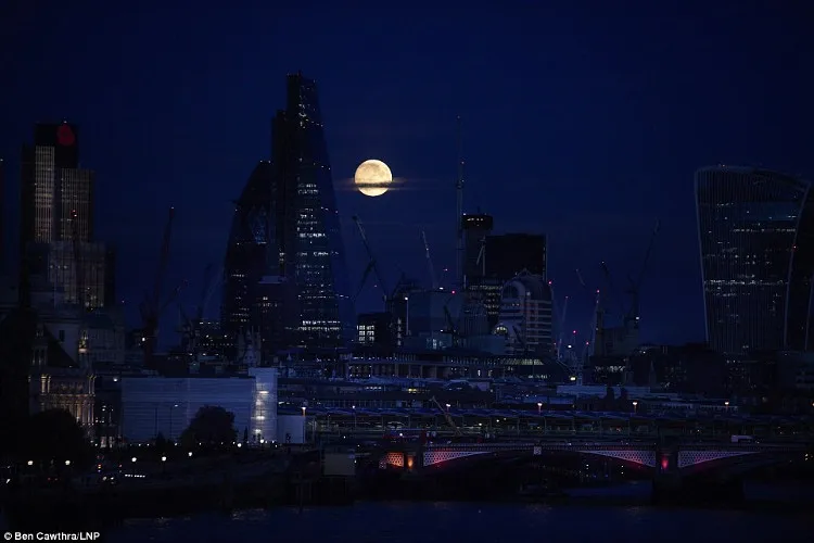 Đêm trăng rằm ở khu vực trung tâm tài chính của London ngày 13/11.
