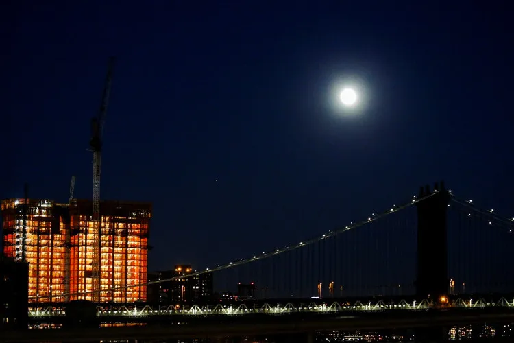 Siêu trăng phía trên cầu Manhattan tại New York đêm 13/11.