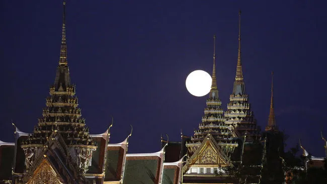 Mặt trăng mọc ở Grand Palace ở Bangkok.