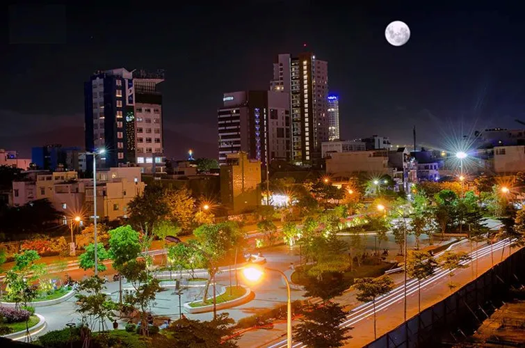 Siêu trăng khiến thành phố Đà Nẵng thêm huyền ảo.