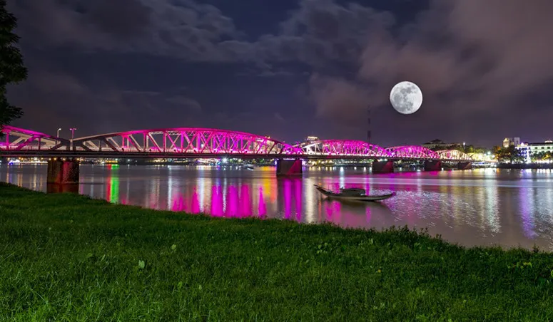 Người dân cố đô Huế đến 2 bên bờ sông Hương để cùng ngắm siêu trăng.