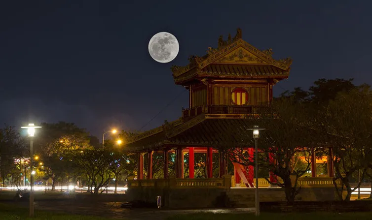 Phu Văn Lâu (Huế) trong đêm kỳ ảo.