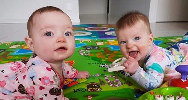Hai bé khác nhau về vẻ ngoài, chiều cao, cân nặng và cả nhóm máu.