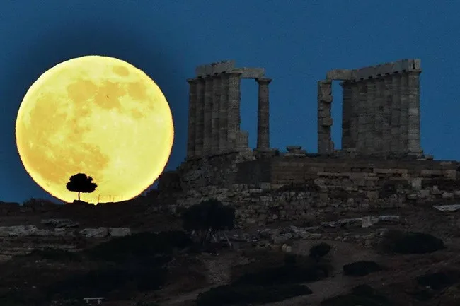 ...độ lớn của trăng dường như áp đảo cả kiến trúc đồ sộ ở Athens, Hy Lạp.