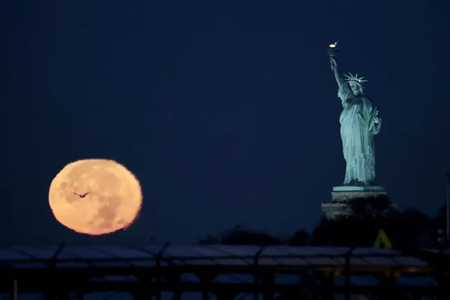 Siêu trăng kỳ vĩ e ấp bên cạnh bức tượng Nữ thần Tự do ở New York, Mỹ.