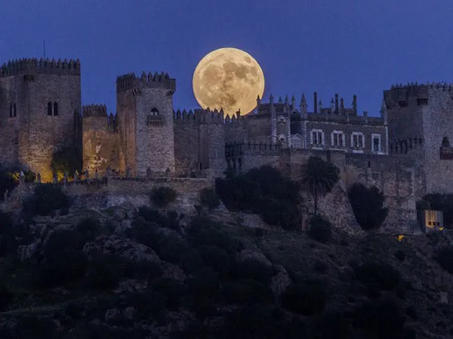 Siêu trăng đẹp lộng lẫy ở Almodovar tại Cordoba, miền Nam Tây Ban Nha.
