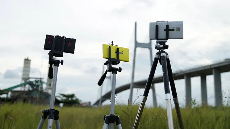 Một thiết bị không thể thiếu đó là chiếc tripod để giữ vững thiết bị trong quá trình chụp.